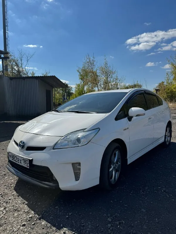В продаже toyota prius 2013 год(рейсталинг). про машину очень много рассказывать. родной пробег у авто 170 тысяч км. 1.8. европеец, не американец. перебрана полностью ходовая часть, новые тормозные диски, колодки. практически новая летняя резина. новые р17 диски оригинал япония. на машине не одного крашенного элемента. вся в родном состоянии. состояние салона идеал. установлена дорогая led оптика, ближний дальний туманки. замена масла каждые 5-7 тысяч liqui moly molygen. все жидкости поменяны. установлена магнитола teyes магнитола. цена авто 1.350🍋. торг реальному покупателю. тел: +7-949-511-88-87 📞 звоните: +7(949)5118887 - фотография - 3