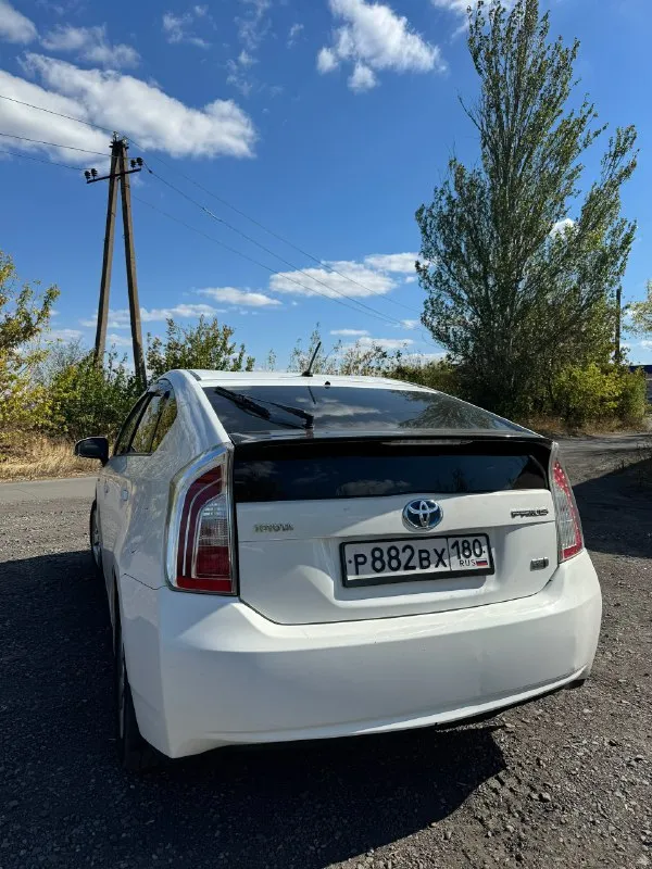 В продаже toyota prius 2013 год(рейсталинг). про машину очень много рассказывать. родной пробег у авто 170 тысяч км. 1.8. европеец, не американец. перебрана полностью ходовая часть, новые тормозные диски, колодки. практически новая летняя резина. новые р17 диски оригинал япония. на машине не одного крашенного элемента. вся в родном состоянии. состояние салона идеал. установлена дорогая led оптика, ближний дальний туманки. замена масла каждые 5-7 тысяч liqui moly molygen. все жидкости поменяны. установлена магнитола teyes магнитола. цена авто 1.350🍋. торг реальному покупателю. тел: +7-949-511-88-87 📞 звоните: +7(949)5118887 - фотография - 5