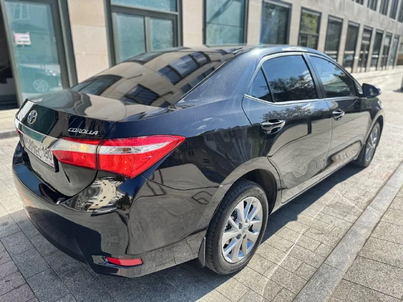 Продаю свой надежный автомобиль toyota corolla 2013, 1.6 cvt, style – ухоженный, с антикором и готов к зиме! 💰 цена: 1 450 000 ₽ торг у капота. 📲 +7(949)322-18-00 📍 осмотр и тест-драйв в удобное время г. донецк, шахтерск, торез, снежное. автомобиль полностью готов к эксплуатации! пробег 203 000 км. машина 2013 г, 3 владельца птс, приобретена в автосалоне toyota 23.01.2014г. в г. ростов-на-дону, есть сервисная книжка. на 180-м регионе я первый владелец в птс. автомобиль без вложений: ✅двигатель работает ровно, регулярная замена масла toyota масло, только поменял, отмечаю в журнале; ✅воздушный, топливный фильтры, свечи заменены; ✅кузов без ржавчины, провёл полную обработку; ✅вариатор cvt работает мягко, без пинков, обслуживал; ✅по подвеске все менялось вовремя; ✅подушки все на месте; ✅по опциям все необходимое есть: - кондиционер - подогрев передних сидений - хорошая оптика - жк-дисплей - управление на руле - камера заднего вида - carplay установлен - вместительный бага 📞 звоните: +7(949)3221800 - фотография - 2