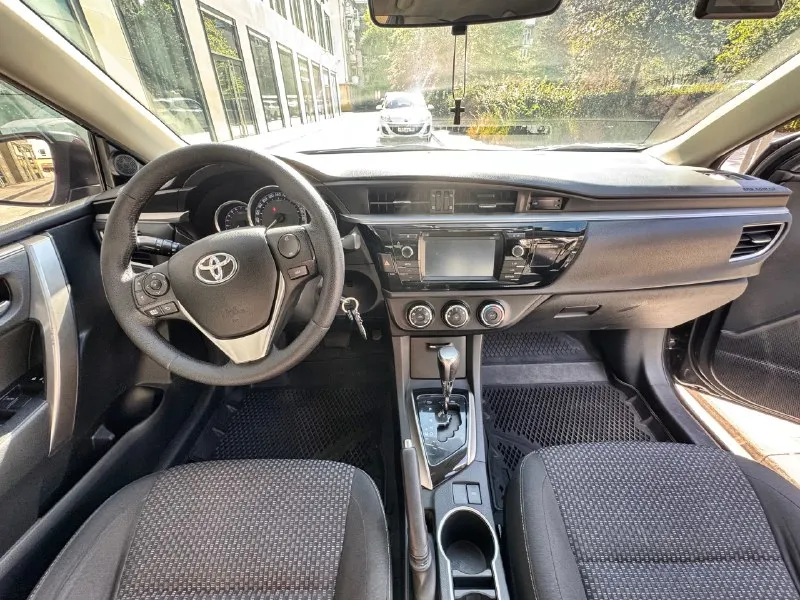Продаю свой надежный автомобиль toyota corolla 2013, 1.6 cvt, style – ухоженный, с антикором и готов к зиме! 💰 цена: 1 450 000 ₽ торг у капота. 📲 +7(949)322-18-00 📍 осмотр и тест-драйв в удобное время г. донецк, шахтерск, торез, снежное. автомобиль полностью готов к эксплуатации! пробег 203 000 км. машина 2013 г, 3 владельца птс, приобретена в автосалоне toyota 23.01.2014г. в г. ростов-на-дону, есть сервисная книжка. на 180-м регионе я первый владелец в птс. автомобиль без вложений: ✅двигатель работает ровно, регулярная замена масла toyota масло, только поменял, отмечаю в журнале; ✅воздушный, топливный фильтры, свечи заменены; ✅кузов без ржавчины, провёл полную обработку; ✅вариатор cvt работает мягко, без пинков, обслуживал; ✅по подвеске все менялось вовремя; ✅подушки все на месте; ✅по опциям все необходимое есть: - кондиционер - подогрев передних сидений - хорошая оптика - жк-дисплей - управление на руле - камера заднего вида - carplay установлен - вместительный бага 📞 звоните: +7(949)3221800 - фотография - 7
