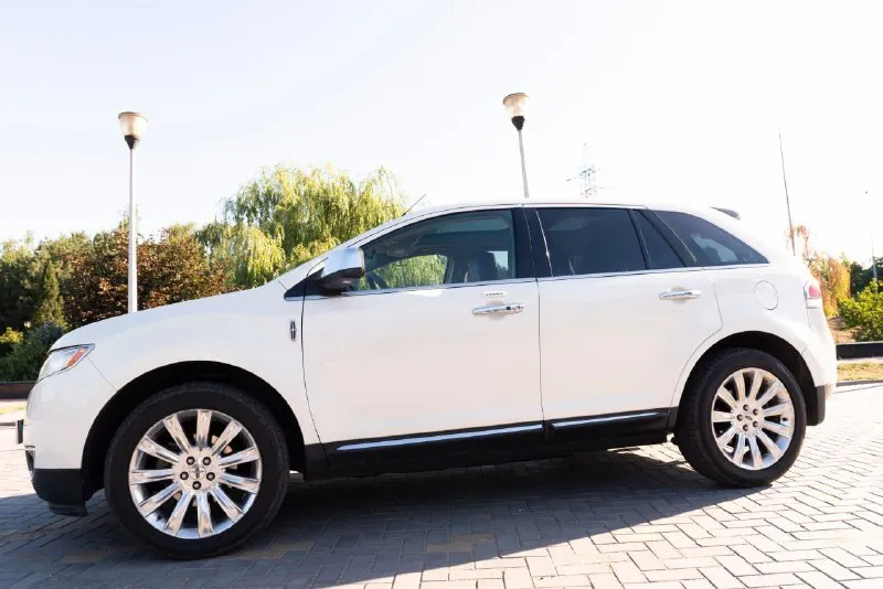 🔥🔥🔥🔥🔥🔥 lincoln mkx 3.7 awd 2012 😎😏😏😕😕😕😕 😖 📞💬+79493457303 lincoln mkx оснащен широким спектром современных систем и технологий, включая: * антиблокировочную систему (abs); * усилительное рулевое управление (eps); * систему подогрева передних сидений и задних; * электрический люк с электроприводом * ксеноновые фары с системой адаптивного освещения; * навигация * систему курсовой устойчивости (esc); * противотуманные фары; * комплексную охранную систему с иммобилайзером; * парковочные датчики заднего вида; * электронную систему контроля тяги (tcs); * электрические стеклоподъемники всех дверей; * датчик дождя * бортовой компьютер с многофункциональным дисплеем; * систему круиз-контроля; * двухзонный климат * аудиосистему премиум-класса с поддержкой * датчик света с функцией автоматического управления фарами основные характеристики: • объём двигателя: 3,7 л • тип двигателя: бензин • мощность: 300 л. с. • коробка передач: акпп • привод: awd • пробег: 201000 • шины и диски: 235/55 r20 • количество цилиндров: 6 v-образный • ёмкость топливного бака: 72 л - фотография - 2
