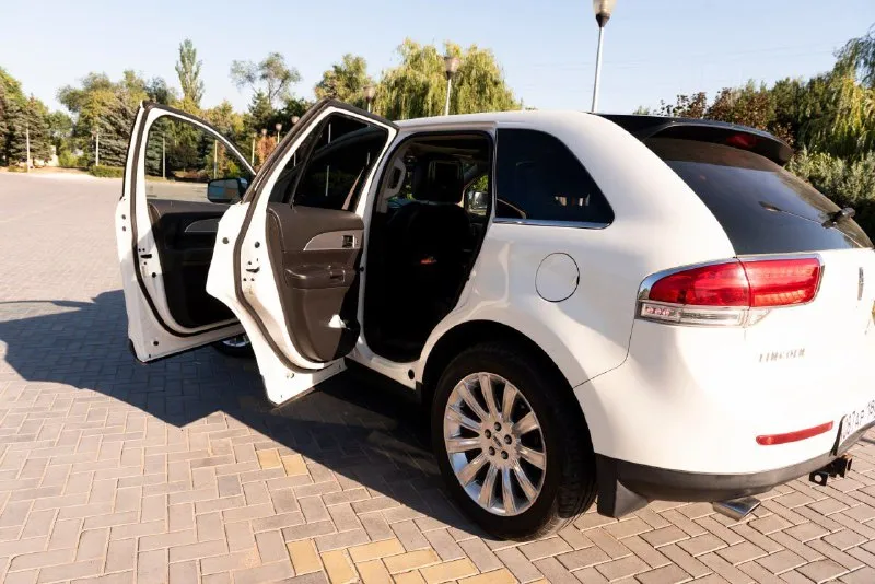 🔥🔥🔥🔥🔥🔥 lincoln mkx 3.7 awd 2012 😎😏😏😕😕😕😕 😖 📞💬+79493457303 lincoln mkx оснащен широким спектром современных систем и технологий, включая: * антиблокировочную систему (abs); * усилительное рулевое управление (eps); * систему подогрева передних сидений и задних; * электрический люк с электроприводом * ксеноновые фары с системой адаптивного освещения; * навигация * систему курсовой устойчивости (esc); * противотуманные фары; * комплексную охранную систему с иммобилайзером; * парковочные датчики заднего вида; * электронную систему контроля тяги (tcs); * электрические стеклоподъемники всех дверей; * датчик дождя * бортовой компьютер с многофункциональным дисплеем; * систему круиз-контроля; * двухзонный климат * аудиосистему премиум-класса с поддержкой * датчик света с функцией автоматического управления фарами основные характеристики: • объём двигателя: 3,7 л • тип двигателя: бензин • мощность: 300 л. с. • коробка передач: акпп • привод: awd • пробег: 201000 • шины и диски: 235/55 r20 • количество цилиндров: 6 v-образный • ёмкость топливного бака: 72 л - фотография - 7