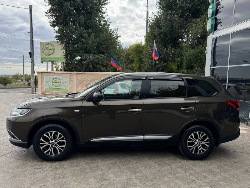 Продам mitsubishi outlander 2016г мотор 2.0 пробег 171.000 коробка акпп +sport режим 🔥 без единого подкраса видео обзор с толщинаномером по запросу могу скинуть ! обклеена вся броне пленкой от сколов (зоны риска) в очень красивом цвете 😻 4 стекло подъемника мульти руль круиз контроль 4х зонный климат контроль подогрев лобового стекала все стекла в круг родные !!!!! даже лобовое !!! хорошая музыка с большим монитор кожаный салон с карболовыми вставками осмотр г. донецк оформление в мрэо цена 1.670₽ +79496285723 - фотография - 4