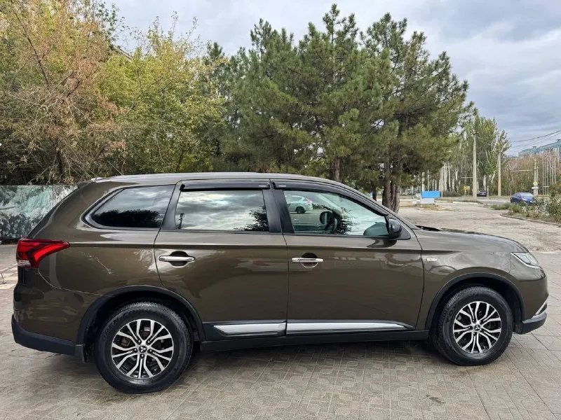 Продам mitsubishi outlander 2016г мотор 2.0 пробег 171.000 коробка акпп +sport режим 🔥 без единого подкраса видео обзор с толщинаномером по запросу могу скинуть ! обклеена вся броне пленкой от сколов (зоны риска) в очень красивом цвете 😻 4 стекло подъемника мульти руль круиз контроль 4х зонный климат контроль подогрев лобового стекала все стекла в круг родные !!!!! даже лобовое !!! хорошая музыка с большим монитор кожаный салон с карболовыми вставками осмотр г. донецк оформление в мрэо цена 1.670₽ +79496285723 - фотография - 6