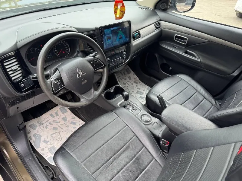Продам mitsubishi outlander 2016г мотор 2.0 пробег 171.000 коробка акпп +sport режим 🔥 без единого подкраса видео обзор с толщинаномером по запросу могу скинуть ! обклеена вся броне пленкой от сколов (зоны риска) в очень красивом цвете 😻 4 стекло подъемника мульти руль круиз контроль 4х зонный климат контроль подогрев лобового стекала все стекла в круг родные !!!!! даже лобовое !!! хорошая музыка с большим монитор кожаный салон с карболовыми вставками осмотр г. донецк оформление в мрэо цена 1.670₽ +79496285723 - фотография - 9