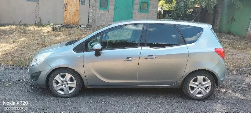 Продам опель мерива б,2012 год, двигатель 1.4,цепь, в отличном состоянии, обслуживался у официалов, пробег родной трасса, есть всё для комфортной езды, кондиционер, круиз, подогрев сидений, зеркал, руля, двигатель в отличном состоянии, не дымит, не троит, масло не ест, коробка работает ни чего не хрустит, не вылетает, ходовка на отлично, ни стуков не грюков! сигнализация с автозапуском!715000 торг у капота!звонить по тел. +79495619284 - фотография - 4