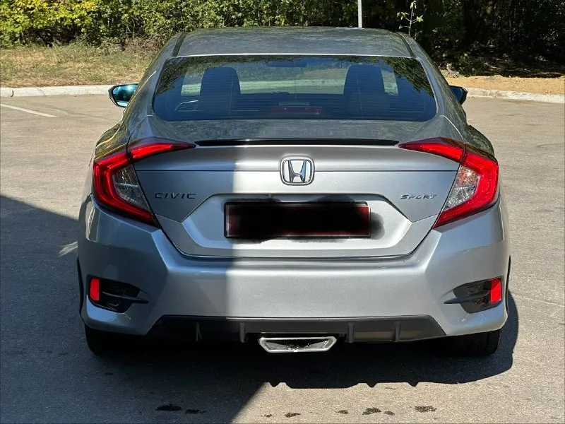Продается honda civic 2.0 sport (2019), идеальное состояние цена 1🍋980 тыс. руб, торг. год выпуска: 2019 пробег: 60 000 км (оригинальный) двигатель: 2.0 л, атмосферный трансмиссия: вариатор привод: передний расход топлива: 7-8 л/100 км honda civic 2.0 sport 2019 года выпуска в безупречном состоянии. автомобиль был лично пригнан из сша в 2021 году и эксплуатировался бережно, преимущественно в летний период. хранился на обогреваемом паркинге. оригинальный пробег составляет всего 60 000 км, что подтверждается отличным техническим состоянием. преимущества: * надежный двигатель: атмосферный двигатель 2.0 известен своим ресурсом более 500 000 км и обеспечивает оптимальный баланс экономичности и динамики. регулярное обслуживание с заменой масла каждые 6 000 км гарантирует его долговечную работу. * идеальное состояние кузова: автомобиль не имеет повреждений и находится в отличном внешнем виде. * комплектация sport: спортивный обвес, 18-дюймовые литые диски и спортивная подвеска 📞 звоните: +7(949)3121414 - фотография - 4