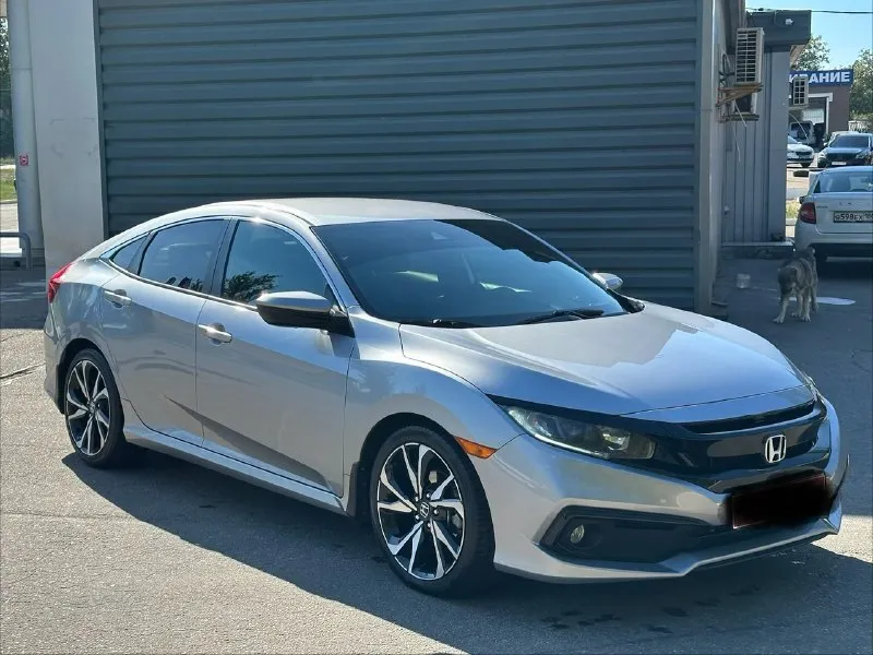 Продается honda civic 2.0 sport (2019), идеальное состояние цена 1🍋980 тыс. руб, торг. год выпуска: 2019 пробег: 60 000 км (оригинальный) двигатель: 2.0 л, атмосферный трансмиссия: вариатор привод: передний расход топлива: 7-8 л/100 км honda civic 2.0 sport 2019 года выпуска в безупречном состоянии. автомобиль был лично пригнан из сша в 2021 году и эксплуатировался бережно, преимущественно в летний период. хранился на обогреваемом паркинге. оригинальный пробег составляет всего 60 000 км, что подтверждается отличным техническим состоянием. преимущества: * надежный двигатель: атмосферный двигатель 2.0 известен своим ресурсом более 500 000 км и обеспечивает оптимальный баланс экономичности и динамики. регулярное обслуживание с заменой масла каждые 6 000 км гарантирует его долговечную работу. * идеальное состояние кузова: автомобиль не имеет повреждений и находится в отличном внешнем виде. * комплектация sport: спортивный обвес, 18-дюймовые литые диски и спортивная подвеска 📞 звоните: +7(949)3121414 - фотография - 5