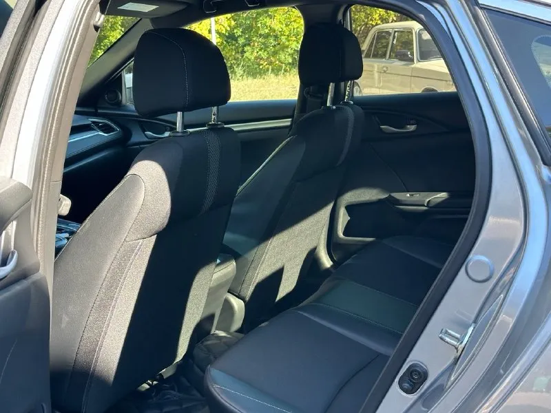 Продается honda civic 2.0 sport (2019), идеальное состояние цена 1🍋980 тыс. руб, торг. год выпуска: 2019 пробег: 60 000 км (оригинальный) двигатель: 2.0 л, атмосферный трансмиссия: вариатор привод: передний расход топлива: 7-8 л/100 км honda civic 2.0 sport 2019 года выпуска в безупречном состоянии. автомобиль был лично пригнан из сша в 2021 году и эксплуатировался бережно, преимущественно в летний период. хранился на обогреваемом паркинге. оригинальный пробег составляет всего 60 000 км, что подтверждается отличным техническим состоянием. преимущества: * надежный двигатель: атмосферный двигатель 2.0 известен своим ресурсом более 500 000 км и обеспечивает оптимальный баланс экономичности и динамики. регулярное обслуживание с заменой масла каждые 6 000 км гарантирует его долговечную работу. * идеальное состояние кузова: автомобиль не имеет повреждений и находится в отличном внешнем виде. * комплектация sport: спортивный обвес, 18-дюймовые литые диски и спортивная подвеска 📞 звоните: +7(949)3121414 - фотография - 7