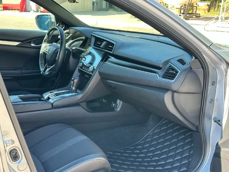 Продается honda civic 2.0 sport (2019), идеальное состояние цена 1🍋980 тыс. руб, торг. год выпуска: 2019 пробег: 60 000 км (оригинальный) двигатель: 2.0 л, атмосферный трансмиссия: вариатор привод: передний расход топлива: 7-8 л/100 км honda civic 2.0 sport 2019 года выпуска в безупречном состоянии. автомобиль был лично пригнан из сша в 2021 году и эксплуатировался бережно, преимущественно в летний период. хранился на обогреваемом паркинге. оригинальный пробег составляет всего 60 000 км, что подтверждается отличным техническим состоянием. преимущества: * надежный двигатель: атмосферный двигатель 2.0 известен своим ресурсом более 500 000 км и обеспечивает оптимальный баланс экономичности и динамики. регулярное обслуживание с заменой масла каждые 6 000 км гарантирует его долговечную работу. * идеальное состояние кузова: автомобиль не имеет повреждений и находится в отличном внешнем виде. * комплектация sport: спортивный обвес, 18-дюймовые литые диски и спортивная подвеска 📞 звоните: +7(949)3121414 - фотография - 8