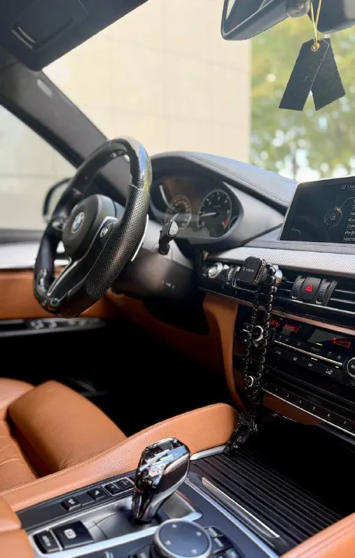 Бмв х6 2016 год пробег 144000 3.0 литра дизель цена 3,5 млн руб краснодар 89777820009 тг groz_800 ✔️полностью исправная машина. все слабые места обслужены. экология на месте, чипа нет и не было. все то у дилера. жидкости в мостах и раздатке обновлены. салон не прокуренный. для заинтересованных в хорошем авто: впускной коллектор - новый, цепь грм и вкладыши заменены на новые. впускные каналы чистил ореховой скорлупой, недавно. подушки двигателя, и раздатки тоже заменил. рычаги перед-зад новые. амортизаторы новые. стабилизаторы перед зад от 7-ми местного x5 (для уменьшения кренов). тормоза от40d - рабочая площадь спереди 348мм, сзади 345мм. (у 30д 330мм спереди, сзади ещё меньше). диски и колодки новые зад перед brembo рулевая рейка обслужена, в крайнем левом положении не гремит. ремень генератора, ролики натяжные заменил, генератор обслужен. сажевый недавно обслужен, теперь как новый (есть видео) много всего сделано, вложено более 1 млн руб за год. воздух не гонять звонить только реальным покупателям. - фотография - 10