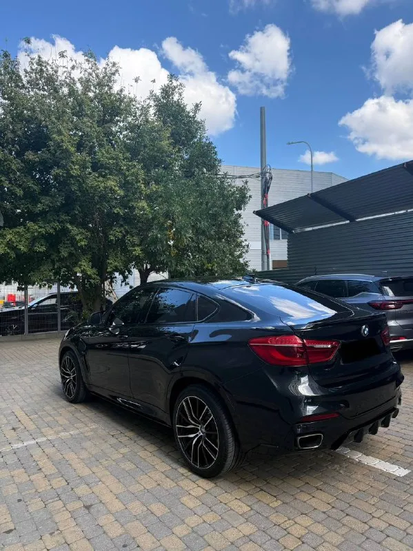 Бмв х6 2016 год пробег 144000 3.0 литра дизель цена 3,5 млн руб краснодар 89777820009 тг groz_800 ✔️полностью исправная машина. все слабые места обслужены. экология на месте, чипа нет и не было. все то у дилера. жидкости в мостах и раздатке обновлены. салон не прокуренный. для заинтересованных в хорошем авто: впускной коллектор - новый, цепь грм и вкладыши заменены на новые. впускные каналы чистил ореховой скорлупой, недавно. подушки двигателя, и раздатки тоже заменил. рычаги перед-зад новые. амортизаторы новые. стабилизаторы перед зад от 7-ми местного x5 (для уменьшения кренов). тормоза от40d - рабочая площадь спереди 348мм, сзади 345мм. (у 30д 330мм спереди, сзади ещё меньше). диски и колодки новые зад перед brembo рулевая рейка обслужена, в крайнем левом положении не гремит. ремень генератора, ролики натяжные заменил, генератор обслужен. сажевый недавно обслужен, теперь как новый (есть видео) много всего сделано, вложено более 1 млн руб за год. воздух не гонять звонить только реальным покупателям. - фотография - 2