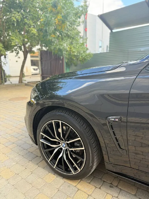 Бмв х6 2016 год пробег 144000 3.0 литра дизель цена 3,5 млн руб краснодар 89777820009 тг groz_800 ✔️полностью исправная машина. все слабые места обслужены. экология на месте, чипа нет и не было. все то у дилера. жидкости в мостах и раздатке обновлены. салон не прокуренный. для заинтересованных в хорошем авто: впускной коллектор - новый, цепь грм и вкладыши заменены на новые. впускные каналы чистил ореховой скорлупой, недавно. подушки двигателя, и раздатки тоже заменил. рычаги перед-зад новые. амортизаторы новые. стабилизаторы перед зад от 7-ми местного x5 (для уменьшения кренов). тормоза от40d - рабочая площадь спереди 348мм, сзади 345мм. (у 30д 330мм спереди, сзади ещё меньше). диски и колодки новые зад перед brembo рулевая рейка обслужена, в крайнем левом положении не гремит. ремень генератора, ролики натяжные заменил, генератор обслужен. сажевый недавно обслужен, теперь как новый (есть видео) много всего сделано, вложено более 1 млн руб за год. воздух не гонять звонить только реальным покупателям. - фотография - 6