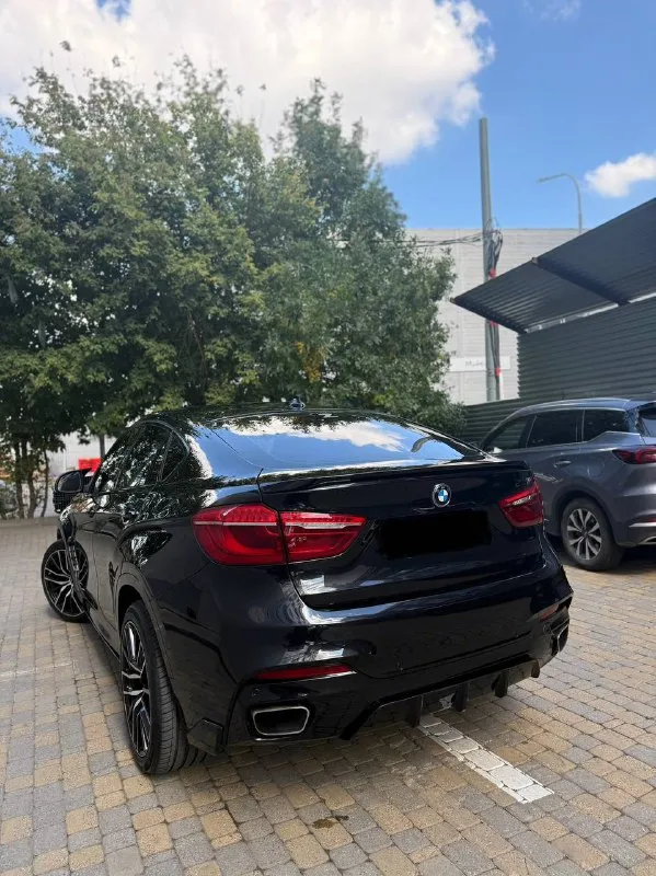 Бмв х6 2016 год пробег 144000 3.0 литра дизель цена 3,5 млн руб краснодар 89777820009 тг groz_800 ✔️полностью исправная машина. все слабые места обслужены. экология на месте, чипа нет и не было. все то у дилера. жидкости в мостах и раздатке обновлены. салон не прокуренный. для заинтересованных в хорошем авто: впускной коллектор - новый, цепь грм и вкладыши заменены на новые. впускные каналы чистил ореховой скорлупой, недавно. подушки двигателя, и раздатки тоже заменил. рычаги перед-зад новые. амортизаторы новые. стабилизаторы перед зад от 7-ми местного x5 (для уменьшения кренов). тормоза от40d - рабочая площадь спереди 348мм, сзади 345мм. (у 30д 330мм спереди, сзади ещё меньше). диски и колодки новые зад перед brembo рулевая рейка обслужена, в крайнем левом положении не гремит. ремень генератора, ролики натяжные заменил, генератор обслужен. сажевый недавно обслужен, теперь как новый (есть видео) много всего сделано, вложено более 1 млн руб за год. воздух не гонять звонить только реальным покупателям. - фотография - 7