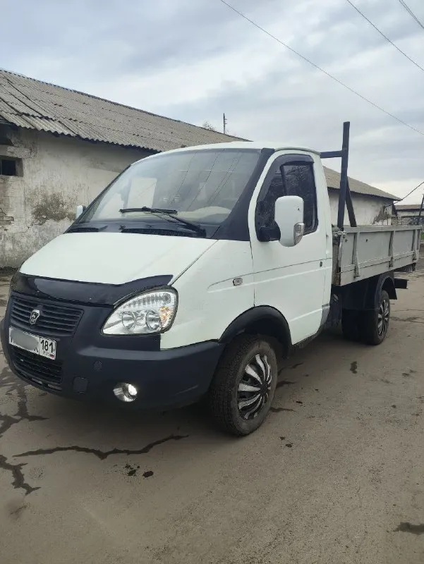 Газель самосвал, двигатель 406 после кап ремонта, запчасти ставились все оригинальные, только в двигатель вложено более 200тыс, чеки все имеются, самосвальная установка с электро-гидростанцией и гидроцилиндром, установка можно считать новая в работе была очень мало. резина вся новая в круг, новый рулевой редуктор, система охлаждения тоже вся новая, радиаторы, все патрубки, новый аккумулятор, газовое оборудование метан 1км получается в районе 3-х рублей, рама вся целая, кабина в отличном состоянии пороги, подножки всё новое, кпп 5ст переключается идеально, мост не воет, номера все читаются хорошо. установлена катюша для перевозки длинных грузов до 6- ти метров машина делалась для себя, документы все в порядке, собственник +7 959 512 82 67 цена 950 000рублей 📞 звоните: +7(959)5128267 - фотография - 2