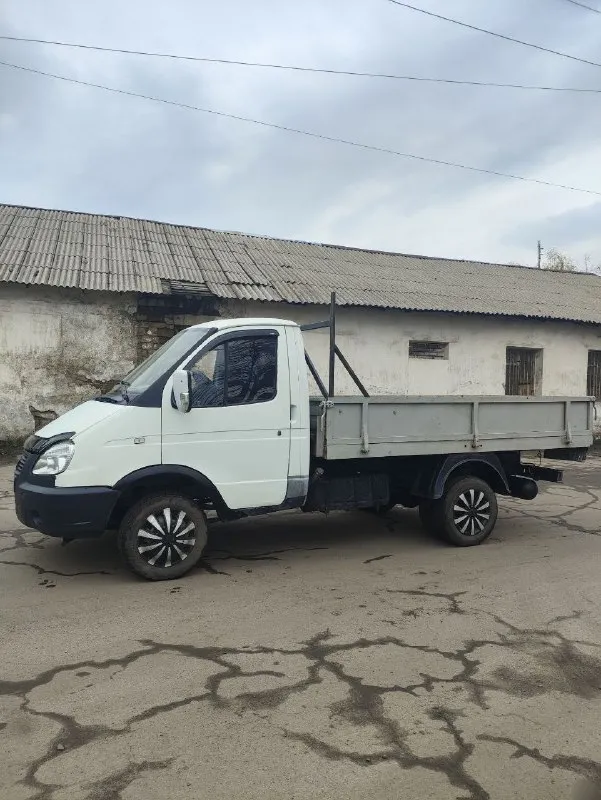 Газель самосвал, двигатель 406 после кап ремонта, запчасти ставились все оригинальные, только в двигатель вложено более 200тыс, чеки все имеются, самосвальная установка с электро-гидростанцией и гидроцилиндром, установка можно считать новая в работе была очень мало. резина вся новая в круг, новый рулевой редуктор, система охлаждения тоже вся новая, радиаторы, все патрубки, новый аккумулятор, газовое оборудование метан 1км получается в районе 3-х рублей, рама вся целая, кабина в отличном состоянии пороги, подножки всё новое, кпп 5ст переключается идеально, мост не воет, номера все читаются хорошо. установлена катюша для перевозки длинных грузов до 6- ти метров машина делалась для себя, документы все в порядке, собственник +7 959 512 82 67 цена 950 000рублей 📞 звоните: +7(959)5128267 - фотография - 3