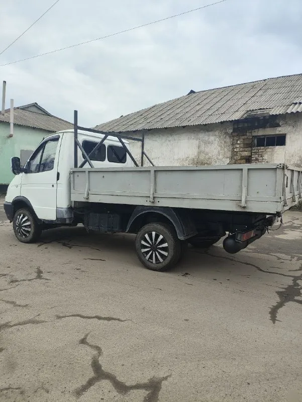 Газель самосвал, двигатель 406 после кап ремонта, запчасти ставились все оригинальные, только в двигатель вложено более 200тыс, чеки все имеются, самосвальная установка с электро-гидростанцией и гидроцилиндром, установка можно считать новая в работе была очень мало. резина вся новая в круг, новый рулевой редуктор, система охлаждения тоже вся новая, радиаторы, все патрубки, новый аккумулятор, газовое оборудование метан 1км получается в районе 3-х рублей, рама вся целая, кабина в отличном состоянии пороги, подножки всё новое, кпп 5ст переключается идеально, мост не воет, номера все читаются хорошо. установлена катюша для перевозки длинных грузов до 6- ти метров машина делалась для себя, документы все в порядке, собственник +7 959 512 82 67 цена 950 000рублей 📞 звоните: +7(959)5128267 - фотография - 4