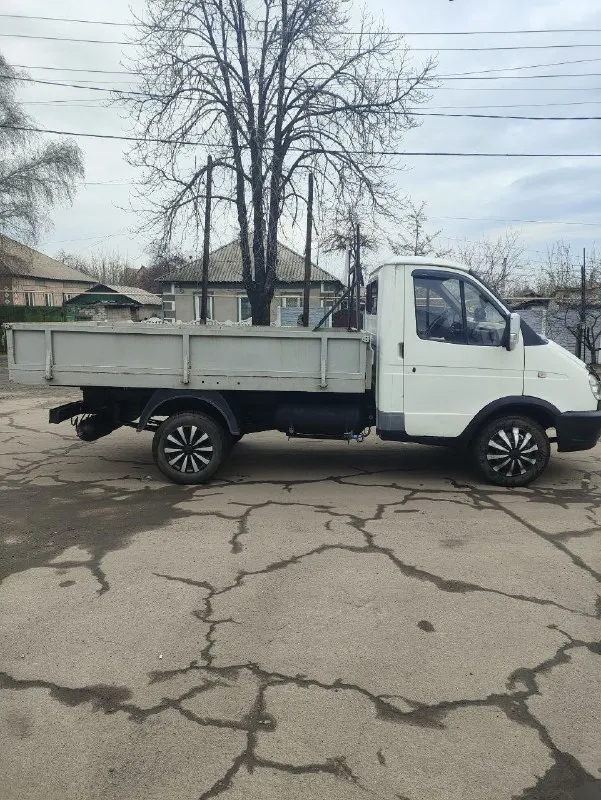 Газель самосвал, двигатель 406 после кап ремонта, запчасти ставились все оригинальные, только в двигатель вложено более 200тыс, чеки все имеются, самосвальная установка с электро-гидростанцией и гидроцилиндром, установка можно считать новая в работе была очень мало. резина вся новая в круг, новый рулевой редуктор, система охлаждения тоже вся новая, радиаторы, все патрубки, новый аккумулятор, газовое оборудование метан 1км получается в районе 3-х рублей, рама вся целая, кабина в отличном состоянии пороги, подножки всё новое, кпп 5ст переключается идеально, мост не воет, номера все читаются хорошо. установлена катюша для перевозки длинных грузов до 6- ти метров машина делалась для себя, документы все в порядке, собственник +7 959 512 82 67 цена 950 000рублей 📞 звоните: +7(959)5128267 - фотография - 5