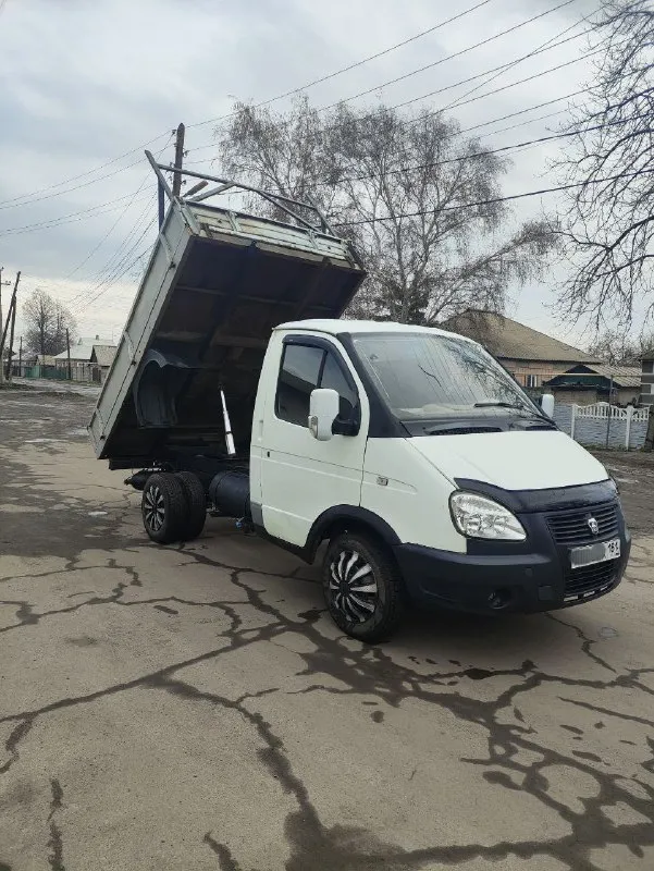 Газель самосвал, двигатель 406 после кап ремонта, запчасти ставились все оригинальные, только в двигатель вложено более 200тыс, чеки все имеются, самосвальная установка с электро-гидростанцией и гидроцилиндром, установка можно считать новая в работе была очень мало. резина вся новая в круг, новый рулевой редуктор, система охлаждения тоже вся новая, радиаторы, все патрубки, новый аккумулятор, газовое оборудование метан 1км получается в районе 3-х рублей, рама вся целая, кабина в отличном состоянии пороги, подножки всё новое, кпп 5ст переключается идеально, мост не воет, номера все читаются хорошо. установлена катюша для перевозки длинных грузов до 6- ти метров машина делалась для себя, документы все в порядке, собственник +7 959 512 82 67 цена 950 000рублей 📞 звоните: +7(959)5128267 - фотография - 7