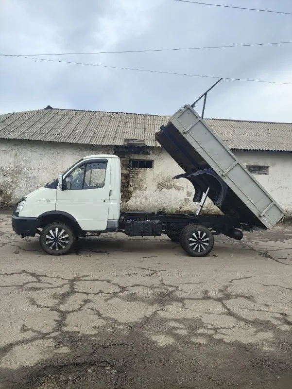 Газель самосвал, двигатель 406 после кап ремонта, запчасти ставились все оригинальные, только в двигатель вложено более 200тыс, чеки все имеются, самосвальная установка с электро-гидростанцией и гидроцилиндром, установка можно считать новая в работе была очень мало. резина вся новая в круг, новый рулевой редуктор, система охлаждения тоже вся новая, радиаторы, все патрубки, новый аккумулятор, газовое оборудование метан 1км получается в районе 3-х рублей, рама вся целая, кабина в отличном состоянии пороги, подножки всё новое, кпп 5ст переключается идеально, мост не воет, номера все читаются хорошо. установлена катюша для перевозки длинных грузов до 6- ти метров машина делалась для себя, документы все в порядке, собственник +7 959 512 82 67 цена 950 000рублей 📞 звоните: +7(959)5128267 - фотография - 8