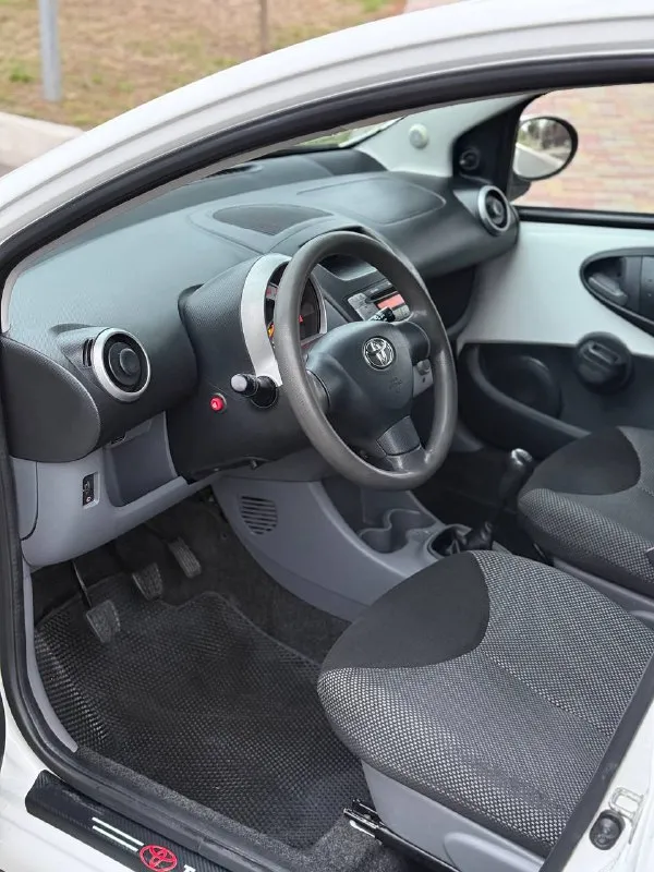 🩷 toyota aygo 💰цена: 490 000р 🏢город: мариуполь 📅год выпуска: 2009 🧾пробег: 217 285 км. ⚙️двигатель: 1.0 ⛽топливо: бензин ⚙️кпп: механика 📞 телефон: +7-989-263-55-56 +7-949-727-41-51 +7-949-713-18-14 💾 описание: идеальный городской хэтчбек на каждый день будет очень удобный в городе. техническая часть на твердую пятерку и не требует никаких вложений. есть вся сервисная история. ✅ цепной двигатель в паре с механической коробкой очень надёжный и не прихотливый. ✅ кондиционер холодит шикарно, электростеклоподьемники, abs, гидроусилитель руля, две подушки безопасности, центральный замок, новая летняя резина. улица шевченко 269 🏦 возможна продажа в кредит по двум документам. - фотография - 8