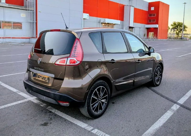 Renault scenic iii, 2.0, 1 хозяин, без дтп, идеальное состояние! продаётся renault scenic 2011 года в состоянии нового. машина по принципу «сел и поехал» без подводных камней. ​характеристики: ​двигатель: 2.0 л (140 л. с.), бензин ​коробка: автоматическая (классический гидротрансформатор) ​пробег: 140 000 км (оригинальный) ​владельцы: 1 ​птс: оригинал ​ключевые преимущества: ​идеальная автотека: без дтп, расчётов и выплат. ​заводской окрас: ни одна деталь не перекрашивалась. ​все стёкла родные: включая лобовое. ​богатая комплектация: двухзонный климат-контроль, круиз-контроль, датчики света/дождя, акпп tiptronic и др. ​отличное техническое состояние: полностью обслужен. запаска ни разу не ставилась. ​любые проверки приветствуются. машина для тех, кто ценит честность. ​цена: [1🍋. .000] торг у капота. телефон: [8 903 470 50 67] телеграм +79494932503 - фотография - 6