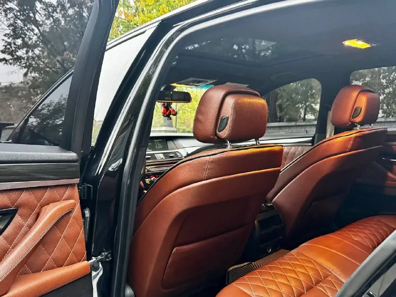 Продам bmw 535i рестайлинг 2014 года выпуска заводской m-pac, на заднем приводе автомобиль в отличном состоянии. полностью обслужен. 3.0 бензин работает идеально, не троит и не дымит. коробка переключает без проблем. есть все чеки и гарантии по обслуживанию! установлен приятный выхлоп. очень много доработок на автомобиле, которые приятно увидят нового владельца! машина была долго в одних руках, знаю её полностью! это не отжатая бмв, а реально достойная машина! кузов в отличном состоянии, один косметический окрас! так весь автомобиль в родном окрасе. в топовой комплектации: ночное видение, люк, кожаный салон, мультируль, м-пакет, много-зонный климат, серво-руль, обширная отделка кожи, есть много приятных функций и все работает! автомобиль без ошибок и без вложений! два комплекта колес и ковров в салон! новому владельцу только наслаждаться от управления. осмотр донецк цена 2.150.000 ₽, возможен торг у авто, для быстрого покупателя также помогу с продажей в кред 📞 звоните: +7(949)4538040 - фотография - 10