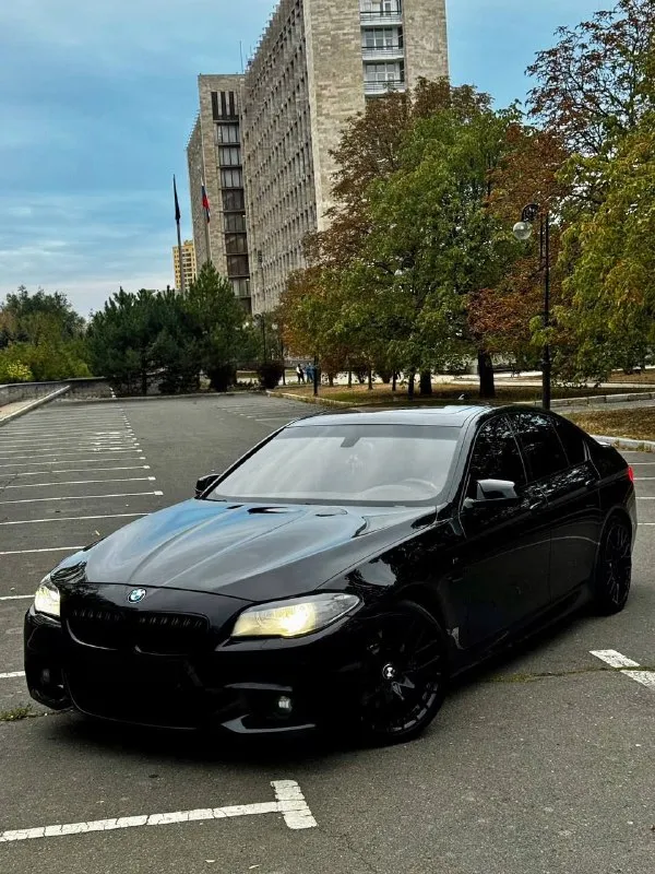 Продам bmw 535i рестайлинг 2014 года выпуска заводской m-pac, на заднем приводе автомобиль в отличном состоянии. полностью обслужен. 3.0 бензин работает идеально, не троит и не дымит. коробка переключает без проблем. есть все чеки и гарантии по обслуживанию! установлен приятный выхлоп. очень много доработок на автомобиле, которые приятно увидят нового владельца! машина была долго в одних руках, знаю её полностью! это не отжатая бмв, а реально достойная машина! кузов в отличном состоянии, один косметический окрас! так весь автомобиль в родном окрасе. в топовой комплектации: ночное видение, люк, кожаный салон, мультируль, м-пакет, много-зонный климат, серво-руль, обширная отделка кожи, есть много приятных функций и все работает! автомобиль без ошибок и без вложений! два комплекта колес и ковров в салон! новому владельцу только наслаждаться от управления. осмотр донецк цена 2.150.000 ₽, возможен торг у авто, для быстрого покупателя также помогу с продажей в кред 📞 звоните: +7(949)4538040 - фотография - 2