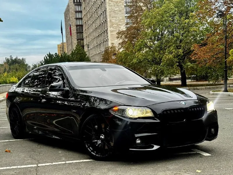 Продам bmw 535i рестайлинг 2014 года выпуска заводской m-pac, на заднем приводе автомобиль в отличном состоянии. полностью обслужен. 3.0 бензин работает идеально, не троит и не дымит. коробка переключает без проблем. есть все чеки и гарантии по обслуживанию! установлен приятный выхлоп. очень много доработок на автомобиле, которые приятно увидят нового владельца! машина была долго в одних руках, знаю её полностью! это не отжатая бмв, а реально достойная машина! кузов в отличном состоянии, один косметический окрас! так весь автомобиль в родном окрасе. в топовой комплектации: ночное видение, люк, кожаный салон, мультируль, м-пакет, много-зонный климат, серво-руль, обширная отделка кожи, есть много приятных функций и все работает! автомобиль без ошибок и без вложений! два комплекта колес и ковров в салон! новому владельцу только наслаждаться от управления. осмотр донецк цена 2.150.000 ₽, возможен торг у авто, для быстрого покупателя также помогу с продажей в кред 📞 звоните: +7(949)4538040 - фотография - 3