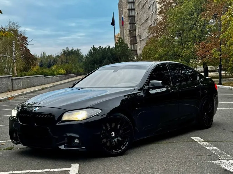 Продам bmw 535i рестайлинг 2014 года выпуска заводской m-pac, на заднем приводе автомобиль в отличном состоянии. полностью обслужен. 3.0 бензин работает идеально, не троит и не дымит. коробка переключает без проблем. есть все чеки и гарантии по обслуживанию! установлен приятный выхлоп. очень много доработок на автомобиле, которые приятно увидят нового владельца! машина была долго в одних руках, знаю её полностью! это не отжатая бмв, а реально достойная машина! кузов в отличном состоянии, один косметический окрас! так весь автомобиль в родном окрасе. в топовой комплектации: ночное видение, люк, кожаный салон, мультируль, м-пакет, много-зонный климат, серво-руль, обширная отделка кожи, есть много приятных функций и все работает! автомобиль без ошибок и без вложений! два комплекта колес и ковров в салон! новому владельцу только наслаждаться от управления. осмотр донецк цена 2.150.000 ₽, возможен торг у авто, для быстрого покупателя также помогу с продажей в кред 📞 звоните: +7(949)4538040 - фотография - 4