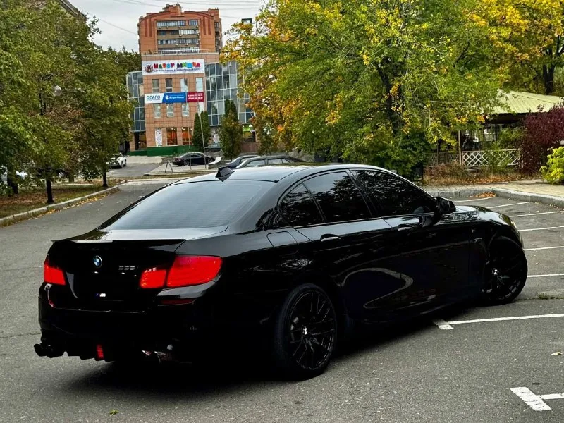 Продам bmw 535i рестайлинг 2014 года выпуска заводской m-pac, на заднем приводе автомобиль в отличном состоянии. полностью обслужен. 3.0 бензин работает идеально, не троит и не дымит. коробка переключает без проблем. есть все чеки и гарантии по обслуживанию! установлен приятный выхлоп. очень много доработок на автомобиле, которые приятно увидят нового владельца! машина была долго в одних руках, знаю её полностью! это не отжатая бмв, а реально достойная машина! кузов в отличном состоянии, один косметический окрас! так весь автомобиль в родном окрасе. в топовой комплектации: ночное видение, люк, кожаный салон, мультируль, м-пакет, много-зонный климат, серво-руль, обширная отделка кожи, есть много приятных функций и все работает! автомобиль без ошибок и без вложений! два комплекта колес и ковров в салон! новому владельцу только наслаждаться от управления. осмотр донецк цена 2.150.000 ₽, возможен торг у авто, для быстрого покупателя также помогу с продажей в кред 📞 звоните: +7(949)4538040 - фотография - 5