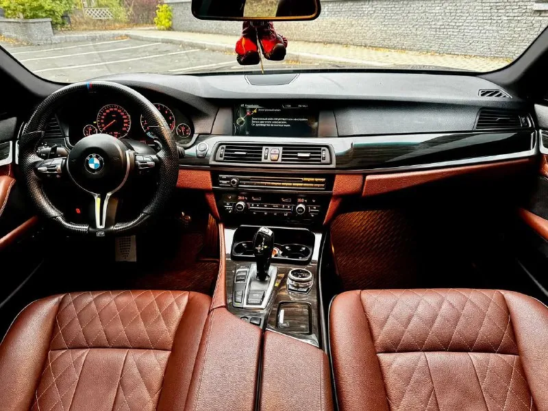 Продам bmw 535i рестайлинг 2014 года выпуска заводской m-pac, на заднем приводе автомобиль в отличном состоянии. полностью обслужен. 3.0 бензин работает идеально, не троит и не дымит. коробка переключает без проблем. есть все чеки и гарантии по обслуживанию! установлен приятный выхлоп. очень много доработок на автомобиле, которые приятно увидят нового владельца! машина была долго в одних руках, знаю её полностью! это не отжатая бмв, а реально достойная машина! кузов в отличном состоянии, один косметический окрас! так весь автомобиль в родном окрасе. в топовой комплектации: ночное видение, люк, кожаный салон, мультируль, м-пакет, много-зонный климат, серво-руль, обширная отделка кожи, есть много приятных функций и все работает! автомобиль без ошибок и без вложений! два комплекта колес и ковров в салон! новому владельцу только наслаждаться от управления. осмотр донецк цена 2.150.000 ₽, возможен торг у авто, для быстрого покупателя также помогу с продажей в кред 📞 звоните: +7(949)4538040 - фотография - 7