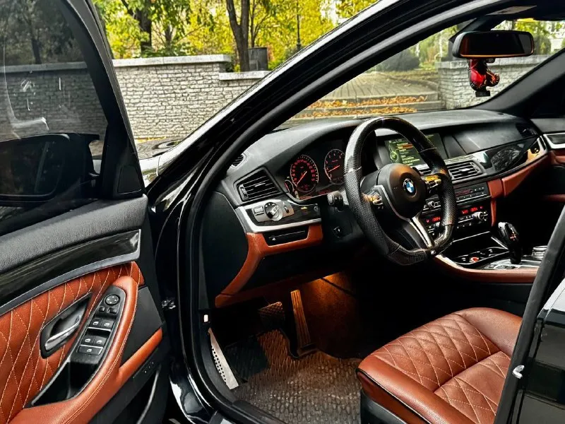 Продам bmw 535i рестайлинг 2014 года выпуска заводской m-pac, на заднем приводе автомобиль в отличном состоянии. полностью обслужен. 3.0 бензин работает идеально, не троит и не дымит. коробка переключает без проблем. есть все чеки и гарантии по обслуживанию! установлен приятный выхлоп. очень много доработок на автомобиле, которые приятно увидят нового владельца! машина была долго в одних руках, знаю её полностью! это не отжатая бмв, а реально достойная машина! кузов в отличном состоянии, один косметический окрас! так весь автомобиль в родном окрасе. в топовой комплектации: ночное видение, люк, кожаный салон, мультируль, м-пакет, много-зонный климат, серво-руль, обширная отделка кожи, есть много приятных функций и все работает! автомобиль без ошибок и без вложений! два комплекта колес и ковров в салон! новому владельцу только наслаждаться от управления. осмотр донецк цена 2.150.000 ₽, возможен торг у авто, для быстрого покупателя также помогу с продажей в кред 📞 звоните: +7(949)4538040 - фотография - 9
