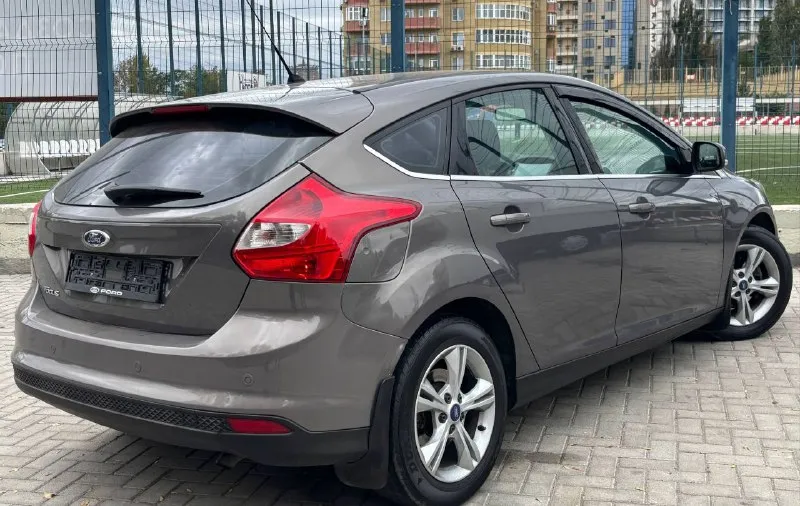Продам ford focus 3 в идеальном состоянии, 2014 года выпуска, объём двигателя 1.6 125 л. с, коробка автомат 6-ст, родной пробег 180.000, без дтп, в родном окрасе, за всё время эксплуатации 2 хозяина, в максимальной комплектации, авто технически и внешне в отличном состоянии!, ухожена и обслужена, по машине работает абсолютно все, вложений не каких не требует, комплектация: климат контроль, круиз контроль, складывание зеркал, мультируль, 4-эл стеклоподъёмника, подогрев передних сидений, электро привод зеркал, обогрев зеркал, датчик света и дождя, бортовой компьютер, линзованая оптика, противотуманные фары, обогрев лобового, обогрев заднего стекла, мультимедиа с хорошим звуком, парктроники, имеется абсолютно все для комфортной езды, все работает в штатном режиме по запросу скину видео обзор, по документам кристально чисто, любой вид оформления. цена 880.000 возможен хороший торг реальному покупателю! на все остальные вопросы отвечу по телефону +7949620-99-74 +7949564-47-36 г. донецк ворошиловский район - фотография - 3