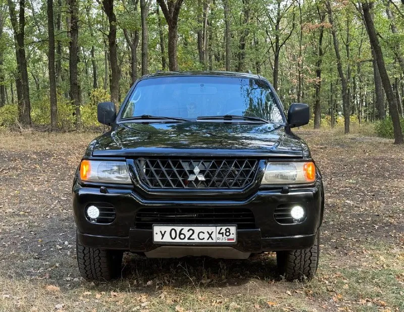 Mitsubishi montero sport. один собственник. двигатель 3.0-литровый v6 (6g72), 175 л. с, обслужен, работает ровно, новый комплект ремней, новая помпа, + масла в двс и акпп. автомат неубиваемый (v4a51) 4-ст, листает незаметно, никаких пинков и задержек нету. внешний вид имеет, практически весь кузов сохранился в оригинале, рама целая, номер читается отлично. навесное имеет двойную заводскую маркировку. стоит газ, узаконен, последние поколение метана. при обычной эксплуатации выходит 600/650 руб - 100 км. установлена новая резина “royalblack“ (ат) стоимость : 720,000 рублей (окончательная) никакие обмены и торги не рассматриваю. территориально : г макеевка (р-н абжоры) контакты : +79494531233 ; +79517679727 📲 tg: @blackynsaid 📞 звоните: +7(949)4531233 - фотография - 3