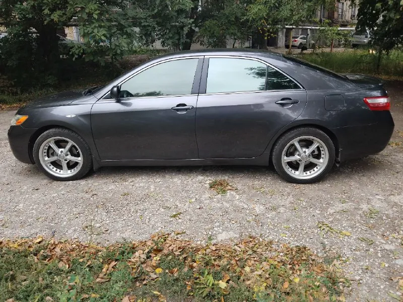 Продам toyota камри xv40. объем мотора 3.5л. автомобиль в отличном техническом и визуальном состоянии. сухой, работает как часы, коробка без малейших нареканий, масло менялось регулярно, с фильтром и полной заменой. никой ржавчины нет. салон в отличном состоянии, пробег реальный. можно говорить бесконечно об этом автомобиле. лучше приехать и увидеть все своими глазами. цена 10000$ тел +7 949 334 8571 сергей. 📞 звоните: +7(949)3348571 - фотография - 3