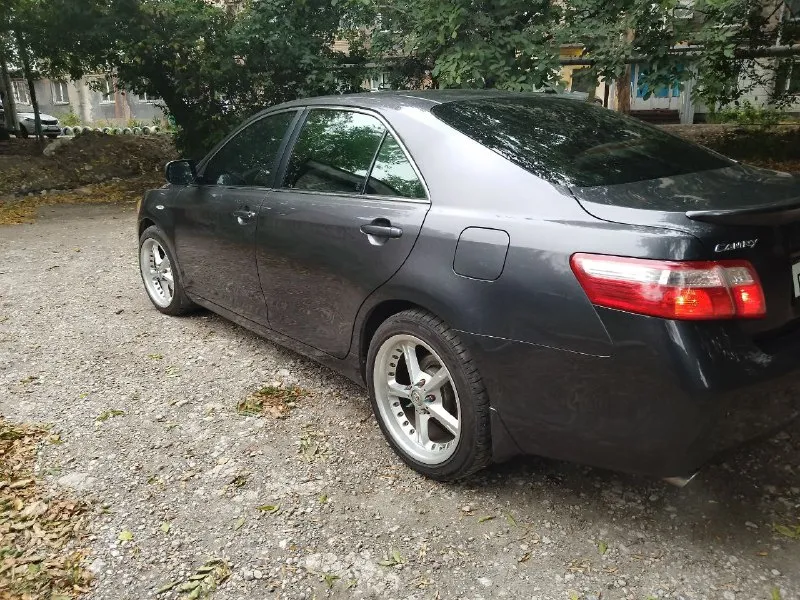 Продам toyota камри xv40. объем мотора 3.5л. автомобиль в отличном техническом и визуальном состоянии. сухой, работает как часы, коробка без малейших нареканий, масло менялось регулярно, с фильтром и полной заменой. никой ржавчины нет. салон в отличном состоянии, пробег реальный. можно говорить бесконечно об этом автомобиле. лучше приехать и увидеть все своими глазами. цена 10000$ тел +7 949 334 8571 сергей. 📞 звоните: +7(949)3348571 - фотография - 4