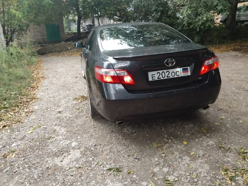 Продам toyota камри xv40. объем мотора 3.5л. автомобиль в отличном техническом и визуальном состоянии. сухой, работает как часы, коробка без малейших нареканий, масло менялось регулярно, с фильтром и полной заменой. никой ржавчины нет. салон в отличном состоянии, пробег реальный. можно говорить бесконечно об этом автомобиле. лучше приехать и увидеть все своими глазами. цена 10000$ тел +7 949 334 8571 сергей. 📞 звоните: +7(949)3348571 - фотография - 5