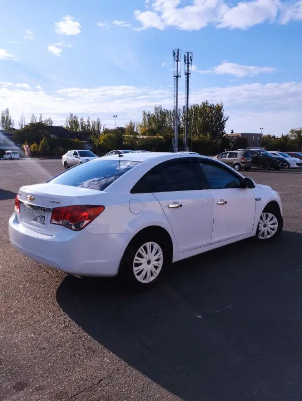 Продам автомобиль chevrolet cruze год выпуска: 2010 двигатель: 1.6 бензин коробка: механика 5 ст пробег авто: 205 тыс. км. авто в отличном состоянии, пробег родной. авто в исправно техническом состоянии. сел и поехал. по комплектации авто: abs, передние стеклоподъёмники, кондиционер, хорошая мультимедиа, качественная и т. д., всё перечислять не буду, кому интересно звоните, любые проверки на любом сто за вас счёт. запчасти всегда только оригинальные, бензин заливал только 95. машиной будете довольны. расход авто в городе 8-9л, трасса-6. цена : 799.000 рублей. возможен торг. город: донецк днр номер телефона: +7 949 3690053 📞 звоните: +7(949)3690053 - фотография - 3