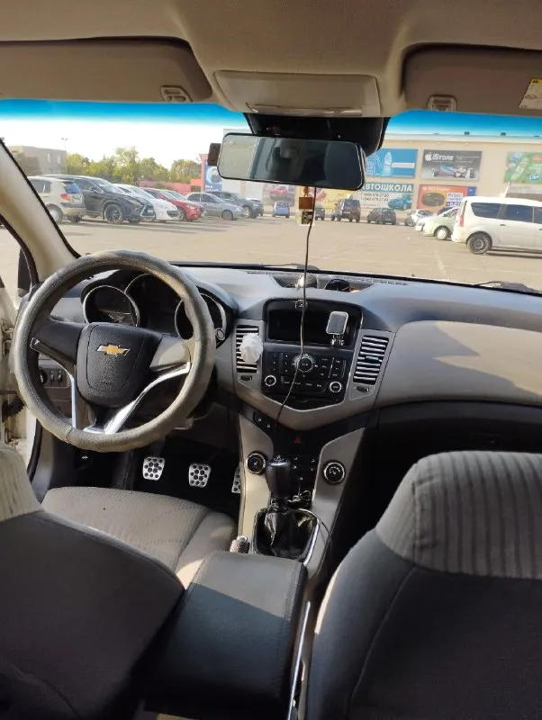 Продам автомобиль chevrolet cruze год выпуска: 2010 двигатель: 1.6 бензин коробка: механика 5 ст пробег авто: 205 тыс. км. авто в отличном состоянии, пробег родной. авто в исправно техническом состоянии. сел и поехал. по комплектации авто: abs, передние стеклоподъёмники, кондиционер, хорошая мультимедиа, качественная и т. д., всё перечислять не буду, кому интересно звоните, любые проверки на любом сто за вас счёт. запчасти всегда только оригинальные, бензин заливал только 95. машиной будете довольны. расход авто в городе 8-9л, трасса-6. цена : 799.000 рублей. возможен торг. город: донецк днр номер телефона: +7 949 3690053 📞 звоните: +7(949)3690053 - фотография - 8