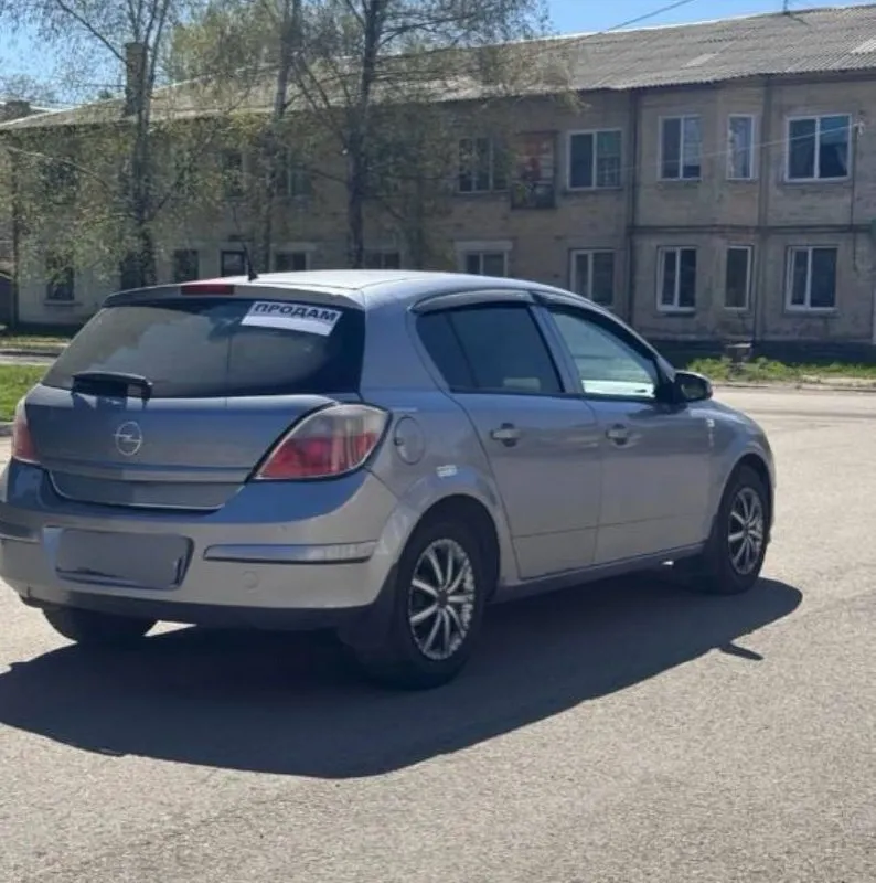 Продам opel astra h 2006г в отличном состоянии я хозяин переоформление без проблем все светится моргает мотор работает без нареканий кпп мягкая без хрустов грм и масло менялось 600 км назад цена 500000 т. р.+ торг звонить +79494253154 - фотография - 3