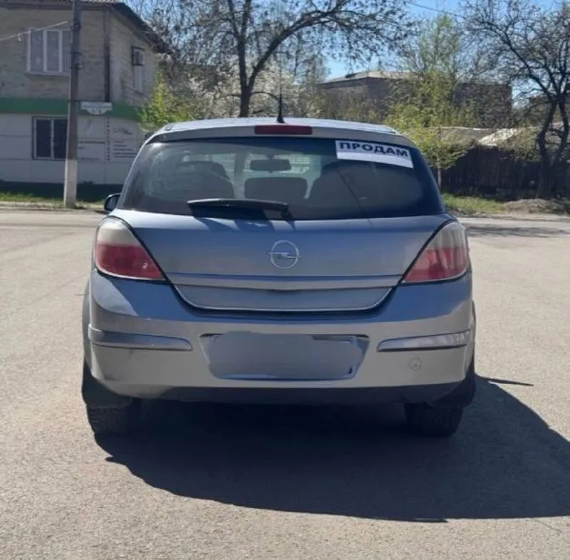 Продам opel astra h 2006г в отличном состоянии я хозяин переоформление без проблем все светится моргает мотор работает без нареканий кпп мягкая без хрустов грм и масло менялось 600 км назад цена 500000 т. р.+ торг звонить +79494253154 - фотография - 4