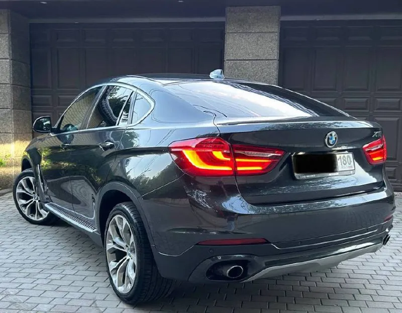 Продам bmw x6 2017 3.0 бензин в отличном состоянии, весь в заводском окрасе, без дтп ! полностью обслужен не требует ни каких вложений, двигатель, коробка, ходовая на твердую 5. электрика вся работает, каждая кнопочка, каждая функция, ошибок нет. кондиционер заправлен и исправно работает ❄️ салон чистый, опрятный, не прокуренный. никаких потертостей и дыр нет в хорошей комплектации, доводчики дверей, ломающейся сидения, новая летняя резина машина отполирована и покрыта керамикой, adaptive led фары, контурная подсветка салона. оригинальный пробег оригинальное остекление автомобиля включая лобовое стекло без сколов и трещин. юридически чистый ✅без запретов и залогов полный комплект документов. хоть в подбор, хоть себе за машину не стыдно 💪🏽 возможен обмен цена 3,200,000 на обмен цена дороже все остальные вопросы по телефону +79496215233 📲 tg: иван 📞 звоните: +7(949)6215233 - фотография - 4