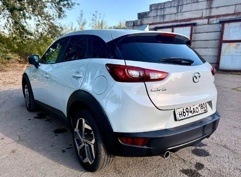 Продам mazda cx-3 2016 года. идеальный городской кроссовер для семьи. продаю по причине того, что машина была "второй" в семье и используется редко. это автомобиль моей жены, поэтому отношение к нему всегда было очень бережным и аккуратным. история автомобиля: * ﻿﻿в августе 2022 года был пригнан из грузии лично для себя. * ﻿﻿с 2022 года - первая и единственная регистрация в россии на меня. * ﻿﻿юридически чистый, все таможенные процедуры пройдены. * ﻿﻿всегда стоял в теплом гараже техническая часть: * ﻿﻿год выпуска: 2016 по вин коду бьется как 2017 * ﻿﻿двигатель: бензиновый 2.0 литра skyactiv (150 л. с.) * ﻿﻿привод: передний * ﻿﻿пробег: 147 000 км (реальный, в основном загородные поездки) * кпп: * ﻿﻿состояние: отличное. за время владения проведено регулярное техническое обслуживание. масла и фильтры менялись вовремя. текущих проблем нет, ничего не стучит, не течет. кузов без ржавчины и серьезных повреждений, только мелкие следы эксплуатации. комплектация и дополнитель 📞 звоните: +7(949)3038384 - фотография - 3