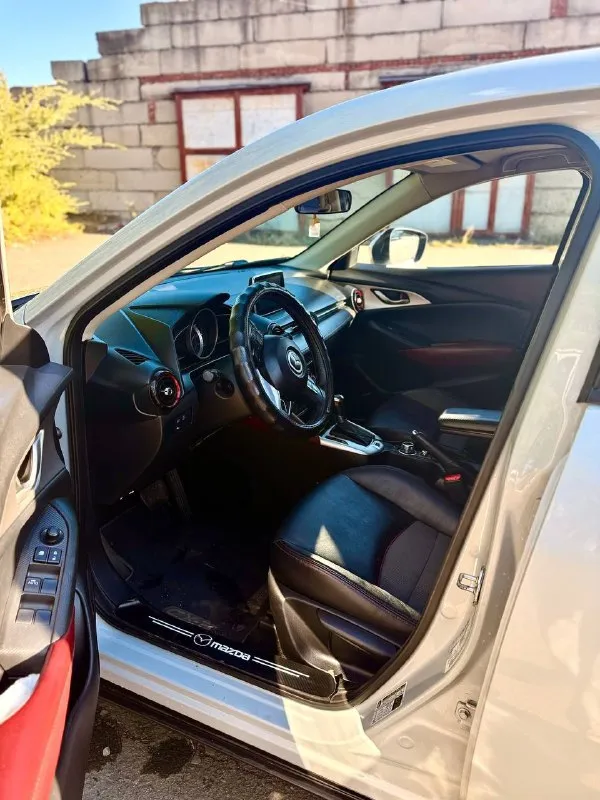 Продам mazda cx-3 2016 года. идеальный городской кроссовер для семьи. продаю по причине того, что машина была "второй" в семье и используется редко. это автомобиль моей жены, поэтому отношение к нему всегда было очень бережным и аккуратным. история автомобиля: * ﻿﻿в августе 2022 года был пригнан из грузии лично для себя. * ﻿﻿с 2022 года - первая и единственная регистрация в россии на меня. * ﻿﻿юридически чистый, все таможенные процедуры пройдены. * ﻿﻿всегда стоял в теплом гараже техническая часть: * ﻿﻿год выпуска: 2016 по вин коду бьется как 2017 * ﻿﻿двигатель: бензиновый 2.0 литра skyactiv (150 л. с.) * ﻿﻿привод: передний * ﻿﻿пробег: 147 000 км (реальный, в основном загородные поездки) * кпп: * ﻿﻿состояние: отличное. за время владения проведено регулярное техническое обслуживание. масла и фильтры менялись вовремя. текущих проблем нет, ничего не стучит, не течет. кузов без ржавчины и серьезных повреждений, только мелкие следы эксплуатации. комплектация и дополнитель 📞 звоните: +7(949)3038384 - фотография - 4