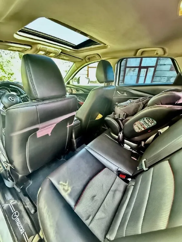 Продам mazda cx-3 2016 года. идеальный городской кроссовер для семьи. продаю по причине того, что машина была "второй" в семье и используется редко. это автомобиль моей жены, поэтому отношение к нему всегда было очень бережным и аккуратным. история автомобиля: * ﻿﻿в августе 2022 года был пригнан из грузии лично для себя. * ﻿﻿с 2022 года - первая и единственная регистрация в россии на меня. * ﻿﻿юридически чистый, все таможенные процедуры пройдены. * ﻿﻿всегда стоял в теплом гараже техническая часть: * ﻿﻿год выпуска: 2016 по вин коду бьется как 2017 * ﻿﻿двигатель: бензиновый 2.0 литра skyactiv (150 л. с.) * ﻿﻿привод: передний * ﻿﻿пробег: 147 000 км (реальный, в основном загородные поездки) * кпп: * ﻿﻿состояние: отличное. за время владения проведено регулярное техническое обслуживание. масла и фильтры менялись вовремя. текущих проблем нет, ничего не стучит, не течет. кузов без ржавчины и серьезных повреждений, только мелкие следы эксплуатации. комплектация и дополнитель 📞 звоните: +7(949)3038384 - фотография - 6