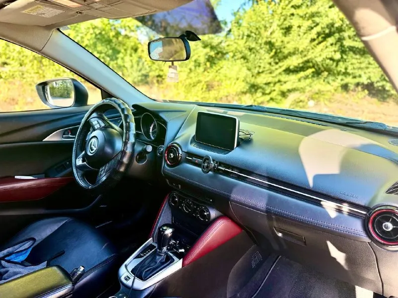Продам mazda cx-3 2016 года. идеальный городской кроссовер для семьи. продаю по причине того, что машина была "второй" в семье и используется редко. это автомобиль моей жены, поэтому отношение к нему всегда было очень бережным и аккуратным. история автомобиля: * ﻿﻿в августе 2022 года был пригнан из грузии лично для себя. * ﻿﻿с 2022 года - первая и единственная регистрация в россии на меня. * ﻿﻿юридически чистый, все таможенные процедуры пройдены. * ﻿﻿всегда стоял в теплом гараже техническая часть: * ﻿﻿год выпуска: 2016 по вин коду бьется как 2017 * ﻿﻿двигатель: бензиновый 2.0 литра skyactiv (150 л. с.) * ﻿﻿привод: передний * ﻿﻿пробег: 147 000 км (реальный, в основном загородные поездки) * кпп: * ﻿﻿состояние: отличное. за время владения проведено регулярное техническое обслуживание. масла и фильтры менялись вовремя. текущих проблем нет, ничего не стучит, не течет. кузов без ржавчины и серьезных повреждений, только мелкие следы эксплуатации. комплектация и дополнитель 📞 звоните: +7(949)3038384 - фотография - 8