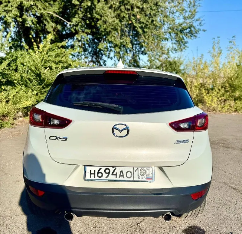 Продам mazda cx-3 2016 года. идеальный городской кроссовер для семьи. продаю по причине того, что машина была "второй" в семье и используется редко. это автомобиль моей жены, поэтому отношение к нему всегда было очень бережным и аккуратным. история автомобиля: * ﻿﻿в августе 2022 года был пригнан из грузии лично для себя. * ﻿﻿с 2022 года - первая и единственная регистрация в россии на меня. * ﻿﻿юридически чистый, все таможенные процедуры пройдены. * ﻿﻿всегда стоял в теплом гараже техническая часть: * ﻿﻿год выпуска: 2016 по вин коду бьется как 2017 * ﻿﻿двигатель: бензиновый 2.0 литра skyactiv (150 л. с.) * ﻿﻿привод: передний * ﻿﻿пробег: 147 000 км (реальный, в основном загородные поездки) * кпп: * ﻿﻿состояние: отличное. за время владения проведено регулярное техническое обслуживание. масла и фильтры менялись вовремя. текущих проблем нет, ничего не стучит, не течет. кузов без ржавчины и серьезных повреждений, только мелкие следы эксплуатации. комплектация и дополнитель 📞 звоните: +7(949)3038384 - фотография - 9