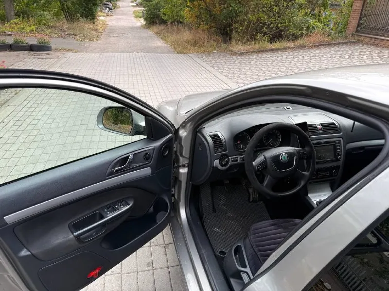Продам авто skoda octavia a5 tsi 1.8 мт ( skoda октавия) цена: 750.000 руб пробег: 180.000 год выпуска: 2012 год город: донецк номер: +7 949 458 98 51 автомобиль на отличном ходу, едет очень бодро, вложений по тех части не требуеться, хорошая комплектация, надежная связка, улучшеная аудиосистема. звоните. 📲 tg: ⚡️ 📞 звоните: +7(949)4589851 - фотография - 7