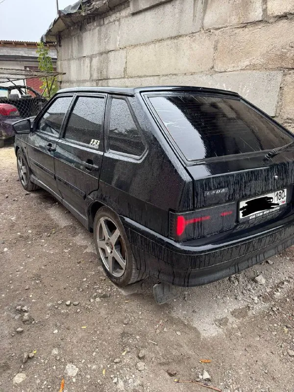 В продаже ваз 2114, 2012 года выпуска, я владелец. после кап. ремонта, не троит не дымит, стоит полная трасса от subaru sound, лед оптика, диски r16 с низко профильной резиной, машину продаю без музыки! стоит планшет 10 дюймовый от пионера, подиуму в дверях под, 20 и 16 динамики, также под рупора. на сиденьях кожаные чехлы с черной строчкой, приора 2 руль. также стоит спортивная подвеска от ss20 с занижением -50. новый аккумулятор, новый генератор выше мощностью на 120 ампер, новый стартер и втяжное, кинуты протяжки с генератора на аккумулятор. по кузову имеются косяки в виде рыжиков, а именно на арках и под лобовым стеклом. с машина полностью в тонере, также отдаю новую зимнюю резину, шипованную на r13 штампах, так же отдам новую крышку багажника, серого цвета, купил а покрасить и поменять времени нет, также есть новый спойлер. машина в техническом плане полностью исправна, цена 220 тысяч рублей, реальному покупателю хороший торг. +7(949)420-35-03. 📞 звоните: +7(949)4203503 - фотография - 2